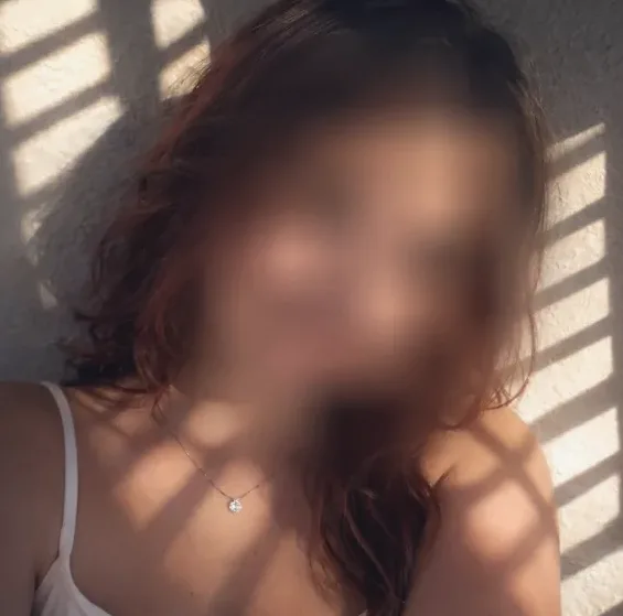 Julia, 23