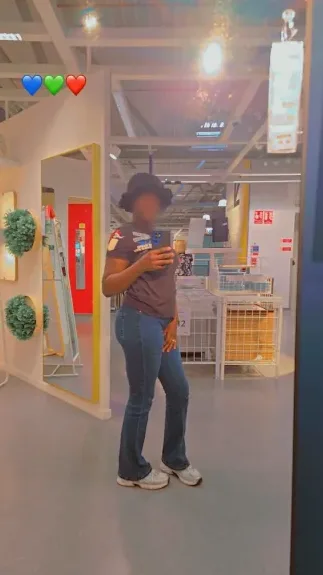 Sandra, 29