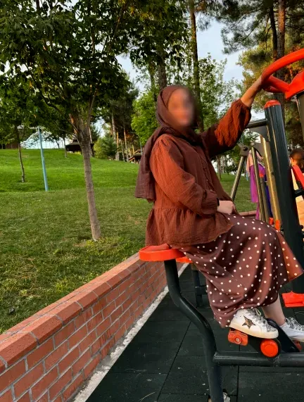 Zeynep, 29